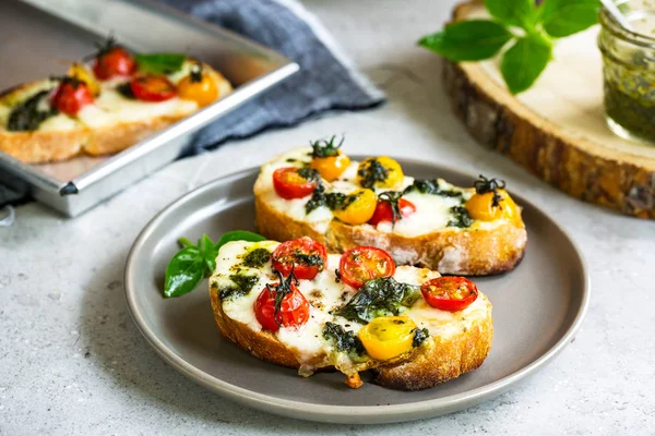 Derretir Mozzarella Con Tomates Cherry Pesto Albahaca Tostadas —  Fotos de Stock