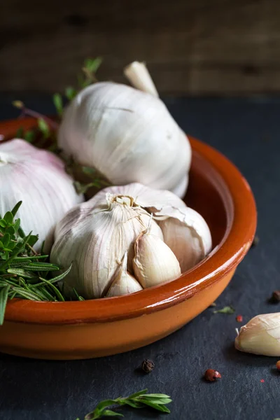 Bawang Putih Dengan Setangkai Rosemary Dan Thyme Dalam Piring Tanah — Stok Foto