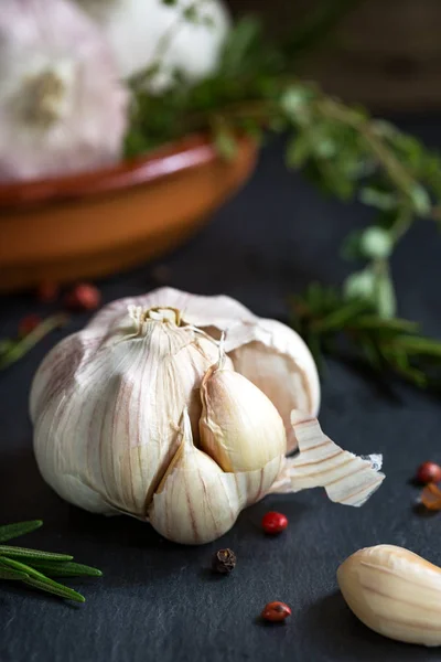 Bawang Putih Dengan Setangkai Rosemary Dan Thyme Dalam Piring Tanah — Stok Foto