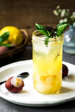  Limonata taze Lychee ve fesleğen ile