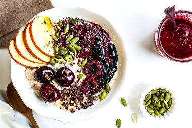 Cherry, siyah susam yağı, çilek kompostosu, Chia tohum ve kakao nibs ile gece yulaf