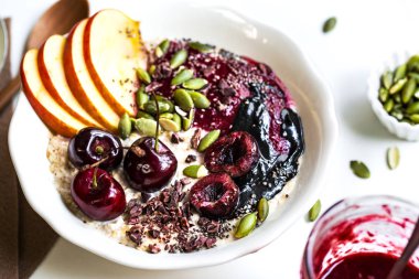 Cherry, siyah susam yağı, çilek kompostosu, Chia tohum ve kakao nibs ile gece yulaf