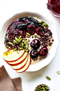Cherry, siyah susam yağı, çilek kompostosu, Chia tohum ve kakao nibs ile gece yulaf
