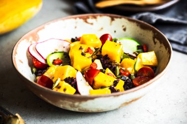 Riceberry, Goji berry, kabak çekirdeği ve bir kase içinde turp salatası ile Mango