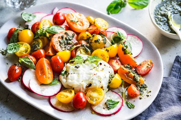 Burrata Mit Bunten Kirschtomaten Salat Mit Hausgemachtem Pesto — Stockfoto