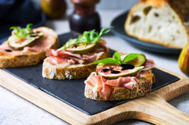 Prosciutto, Coppa, Pepperoni ve Fig on Sourdough ekmeği