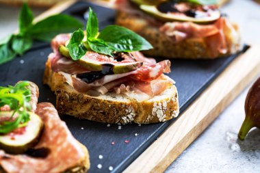 Prosciutto, Coppa, Pepperoni ve Fig on Sourdough ekmeği