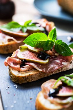Prosciutto, Coppa, Pepperoni ve Fig on Sourdough ekmeği