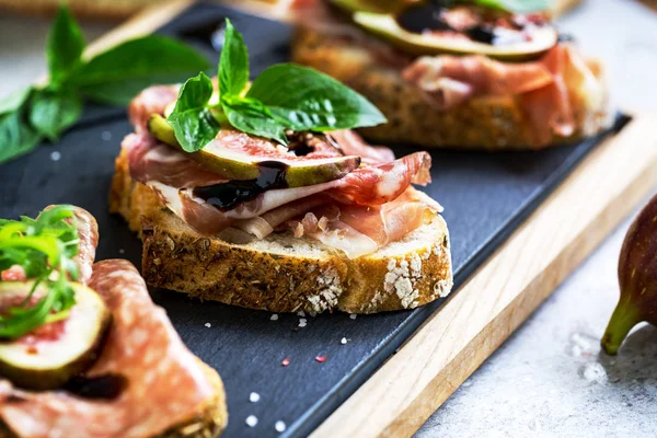Prosciutto, Coppa, Pepperoni ve Fig on Sourdough ekmeği