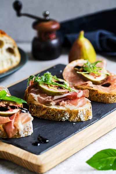 Varie di prosciutto crudo e Bruschetta di fichi — Foto Stock