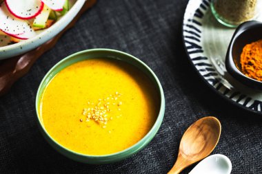 Bazı maddeler tarafından bir kasede zerdeçal salata sosu ile ev yapımı tahin