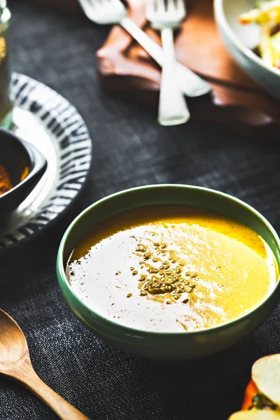 Tahini Caseiro Com Molho Salada Açafrão Uma Tigela Por Alguns — Fotografia de Stock