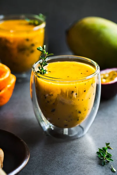 Manga Laranja Com Maracujá Smoothie Com Limão Tomilho — Fotografia de Stock