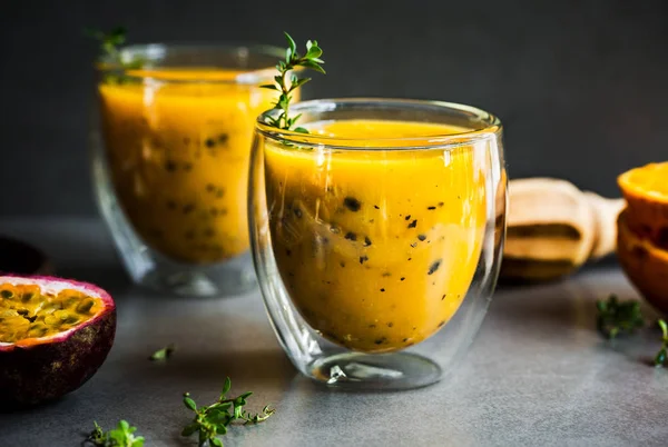 Mango Pomarańcza Passion Fruit Smoothie Cytryny Tymianek — Zdjęcie stockowe