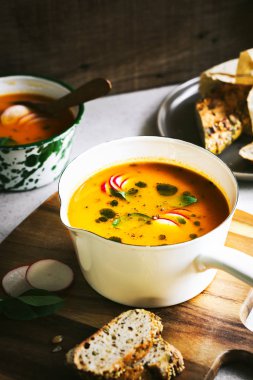 Fesleğen yağı tarafından buğday tohumu ekmek ile havuç ve kabak çorbası
