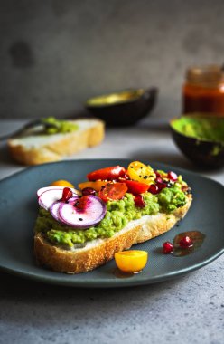 Kiraz domates, turp, nar, susam tost Chili soslu püresi avokado