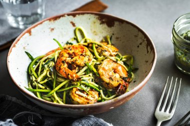 Basil Pesto soslu makarna kabak karides ile