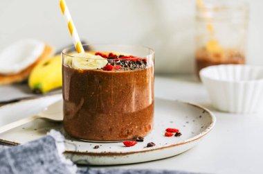 Muz, Hindistan cevizi suyu, Chia tohum ve Goji ve kakao NIB tepesi ile kakao güler yüzlü