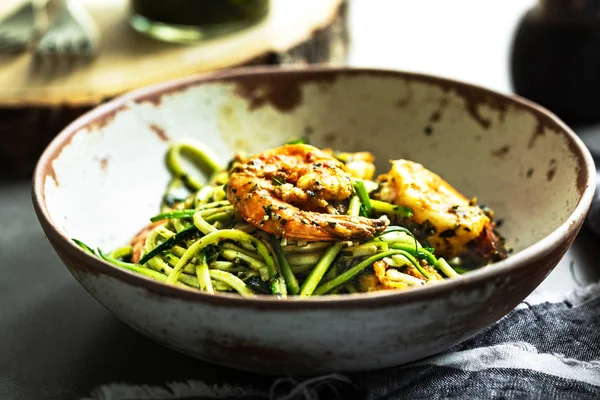 Cuketové Těstoviny Krevetami Bazalkové Pesto Omáčka — Stock fotografie