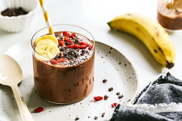 Banana Água Coco Semente Chia Smoothie Cacau Com Cobertura Goji — Fotografia de Stock