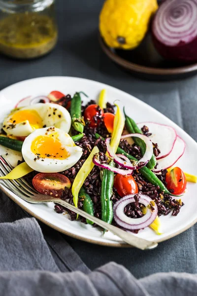 Tay Riceberry Yumuşak Haşlanmış Yumurta Yeşil Fasulye Kiraz Domates Limon — Stok fotoğraf