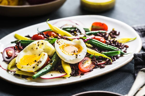 Riceberry Tailandés Con Huevo Cocido Judías Verdes Tomate Cereza Ensalada — Foto de Stock