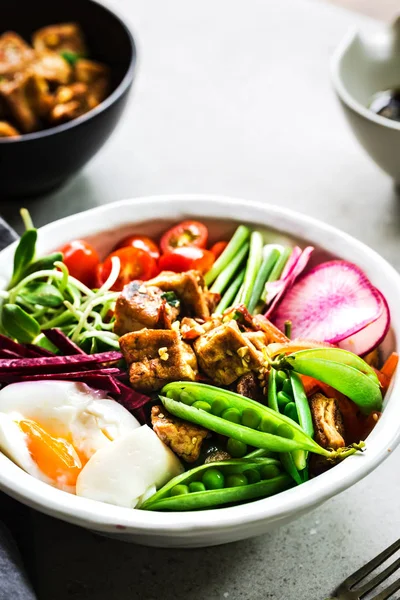 Teriyaki Tofu Com Ovo Cozido Ervilha Beterraba Girassol Broto Riceberry — Fotografia de Stock