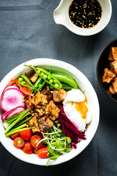 Teriyaki Tofu Med Kokt Ägg Ärter Rödbetor Solros Spira Riceberry — Stockfoto