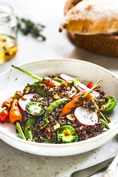 Quinoa aux petits carottes grillées, pois mange-tout et salade de radis — Photo