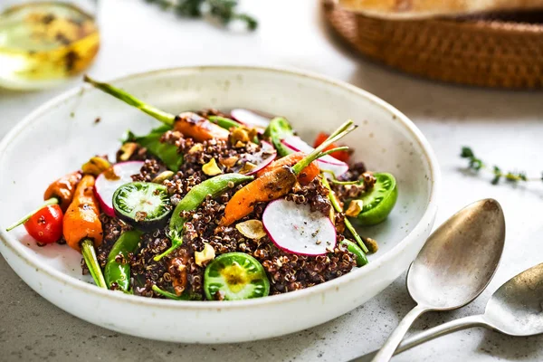 Quinoa met salade van gegrilde Baby wortel, Snap Pea en radijs — Stockfoto