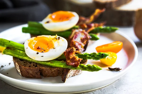 Bacon ,Seared Aspargus and Soft boiled egg  on Rye bread Sandwic — Stock Photo, Image