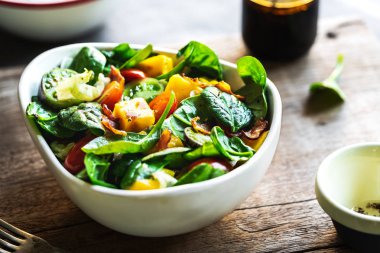 Mango pastırma ve ıspanak salatası ile