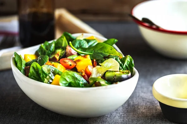 Mango con pancetta e insalata di spinaci — Foto Stock