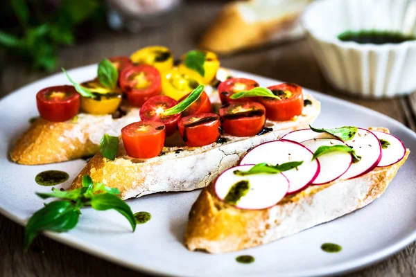 Kiraz domates ve fesleğen yağ ile turp Bruschetta, — Stok fotoğraf