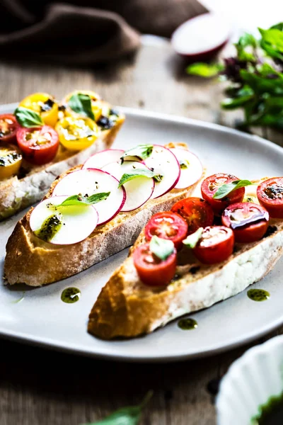 Kiraz domates ve fesleğen yağ ile turp Bruschetta, — Stok fotoğraf