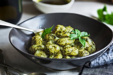 Gnocchi pesto sos içinde