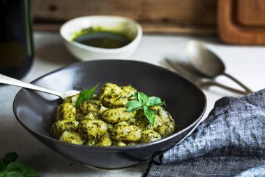 Gnocchi pesto sos içinde