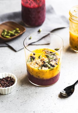 Mango, Chia ile mix çilek smoothie ile Passion meyve, Cacao n