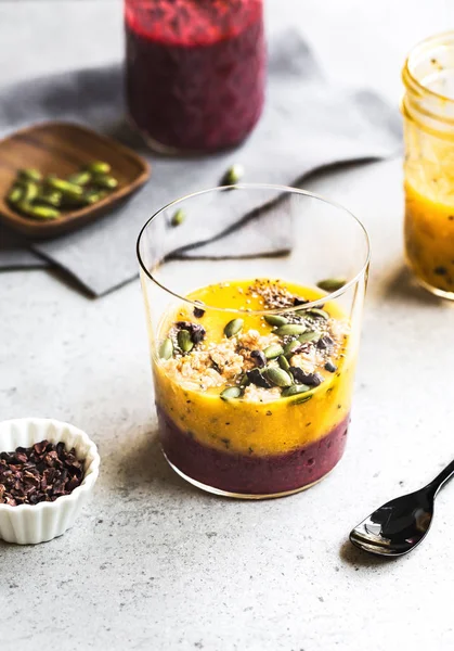 Mango, Frutto della passione con mix Frullato di bacche con Chia, Cacao n — Foto Stock