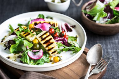 Taze Salata ile Izgara Halloumi peyniri