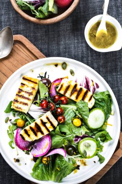 Taze Salata ile Izgara Halloumi peyniri
