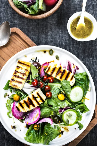 Grilled Halloumi cheese with fresh Salad — Stock Photo, Image