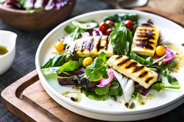 Queso Halloumi a la parrilla con ensalada fresca —  Fotos de Stock