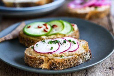 Turp ve Humus Bruschetta