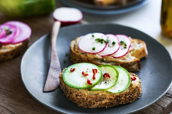 Rábanos y Hummus Bruschetta —  Fotos de Stock