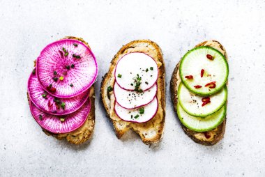 Turp ve Humus Bruschetta