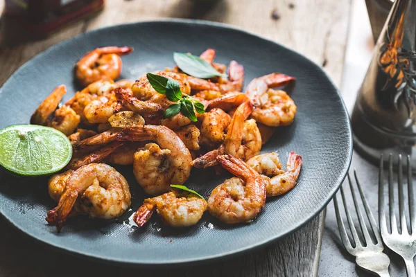 Gebakken garnalen met knoflook en Chili — Stockfoto