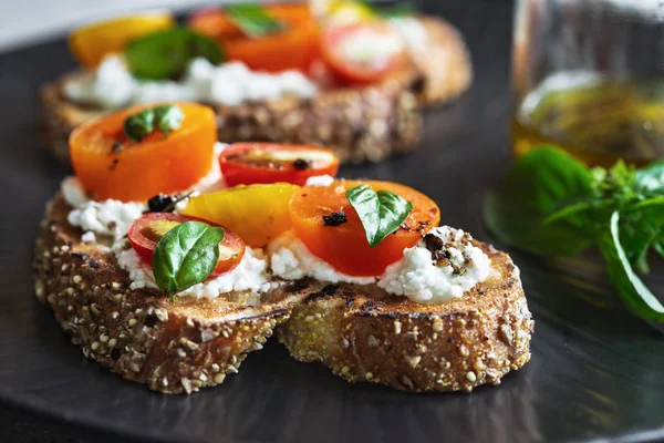 Pomodori Ciliegia e Ricotta Bruschetta — Foto Stock