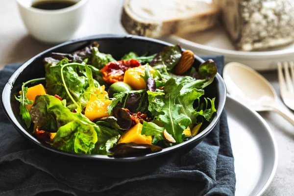 Insalata di mango, uva e pomodoro secco al sole con condimento balsamico — Foto Stock