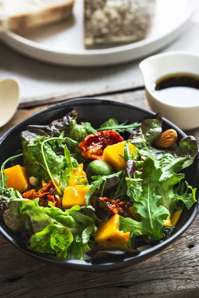 Salade de mangue, raisin et tomates séchées au soleil avec vinaigrette balsamique — Photo